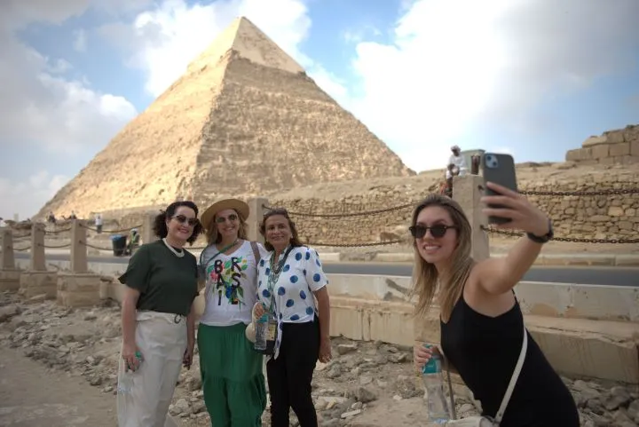 🏛️ Full-Day Tour – Giza Pyramids, Museum, Old Cairo Mosques & Bazaar